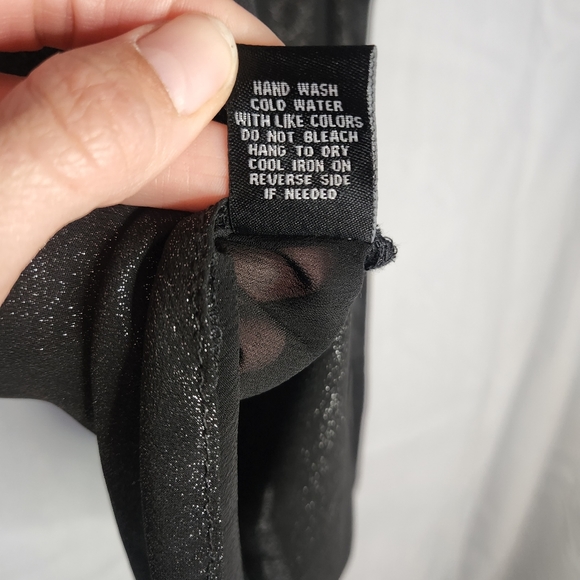 🌈 2/$10- Cute Riley & James Shimmery Tank Top - Picture 6 of 6